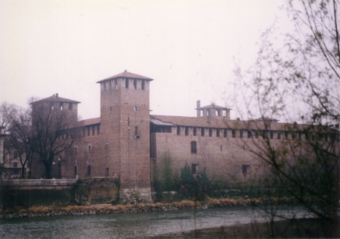 Castelvecchio�^�J�X�e�����F�b�L�I