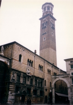 Torre di Lamberti�^�����x���e�B�̓�